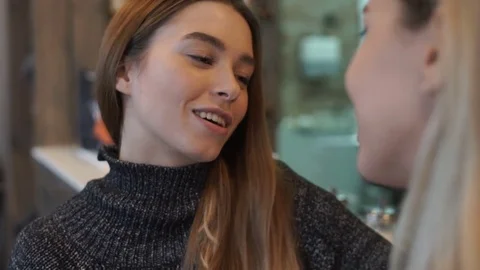 Friends communicate in a cozy cafe 库存影片 71194010