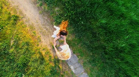 Friends dance on meadow Stockbeeldmateriaal 89450130