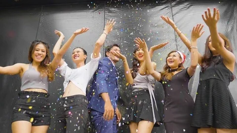 Friends dancing in a party and throwing confetti Video stock 80566252