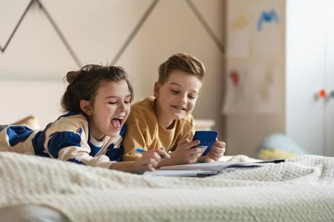 Friends do math homework together in the bedroom. Foto stock