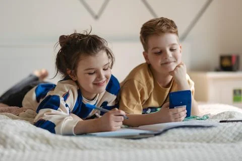 Friends do math homework together in the bedroom. Foto stock