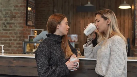 Friends drinking coffee in a cafe 库存影片 71180845