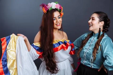 Friends forever. Two cute lovely girl friends in national clothes of Colombia Foto stock