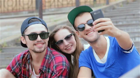 With friends of friends sitting on the steps of making selfie 動画素材 40605018