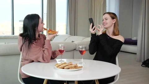 Friends have fun drinking wine, eating pizza and taking pictures on the phone Video stock 153420051
