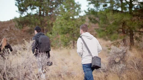 Friends hike through park with camera gear 库存影片 209351272