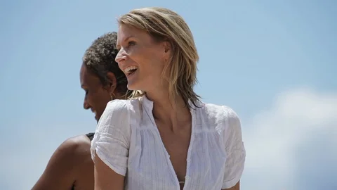 Friends laughing back to back. Vidéo 88370085
