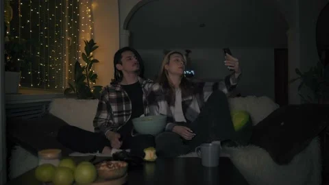 Friends make a video about evening gatherings together, film screening Vidéo 168904529