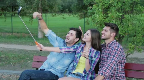 Friends making a selfie Vídeos de archivo 56108237