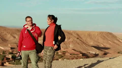 Friends in the mountains pointing at something Vídeos de archivo 10842383