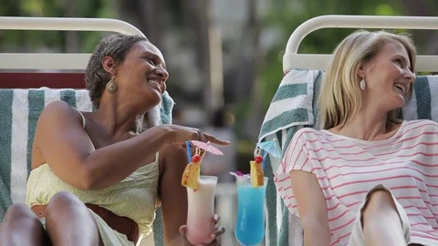 Friends ordering cocktails. Vidéo 88368224