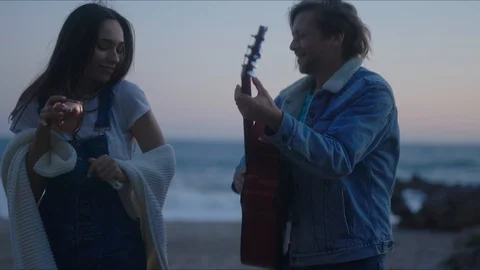 Friends playing guitar and dancing, chill evening at west coast of California Vídeos de archivo 127409310