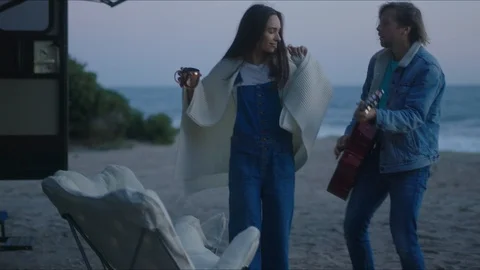Friends playing guitar and dancing, chill evening at west coast of California 스톡 동영상 127409341