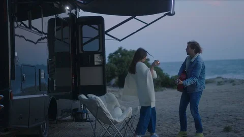 Friends playing guitar and dancing, chill evening at west coast of California 스톡 동영상 127409351