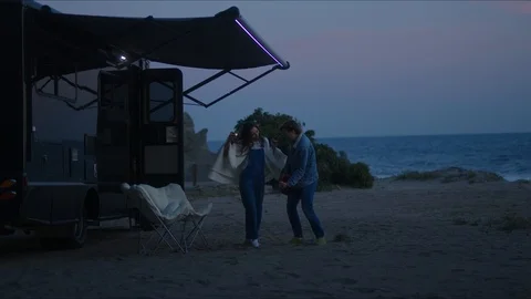 Friends playing guitar and dancing, chill evening at west coast of California Stockbeeldmateriaal 127409671