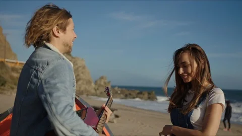 Friends playing guitar and dancing at west coast of California Vídeos de archivo 127409873
