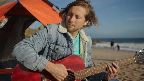 Friends playing guitar and dancing at west coast of California Vidéo 127409894