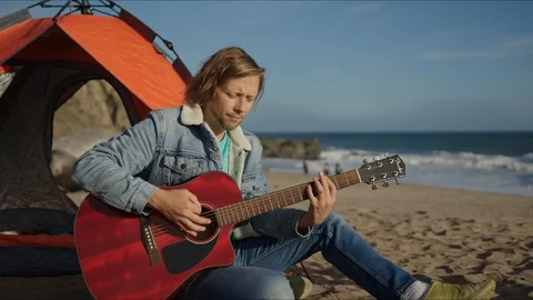 Friends playing guitar and dancing at west coast of California 库存影片 127409909