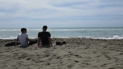 Friends rest on the beach Vídeo Stock 180046379