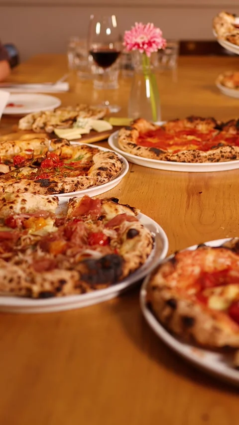 Friends Sharing Multiple Neapolitan Pizzas at a Restaurant Dining Table 스톡 동영상 337925864