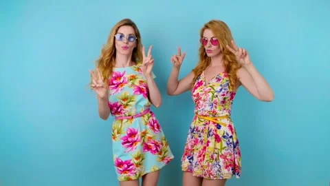 Friends sister dancing having fun, fashionable woman in floral dress excited rhy Vídeo Stock 245076373