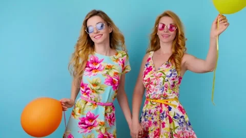 Friends sister dancing having fun, fashionable woman in floral dress excited rhy Vídeo Stock 245076404