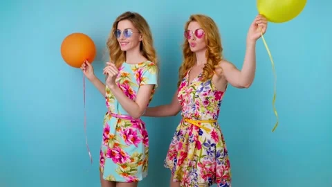 Friends sister dancing having fun, fashionable woman in floral dress excited rhy Vídeo Stock 245076439