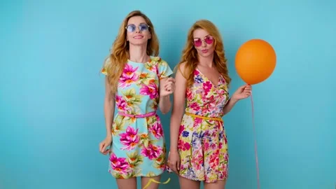 Friends sister dancing having fun, fashionable woman in floral dress excited rhy Vídeo Stock 245076458