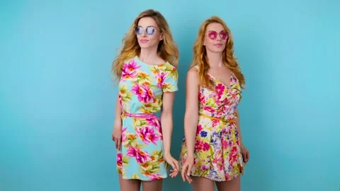Friends sister dancing having fun, fashionable woman in floral dress excited rhy Vídeo Stock 245076460