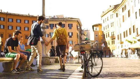 Friends sitting on a bench in crowded Square in Rome Vídeo Stock 77606941
