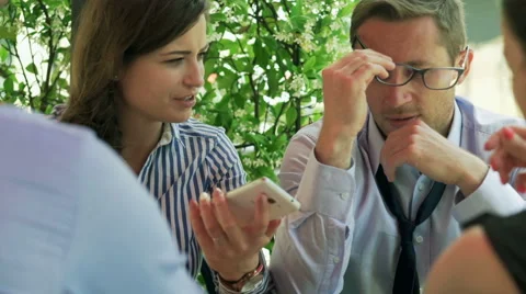 Friends sitting in the cafe and using smartphone, steadycam shot Vídeo Stock 54589323