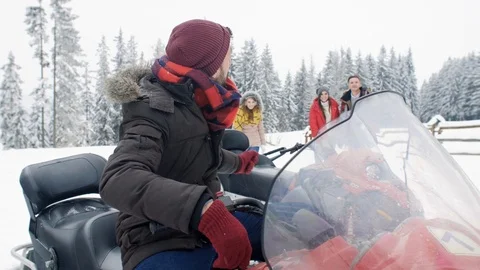Friends snowmobiling in the mountains 스톡 동영상 87729497