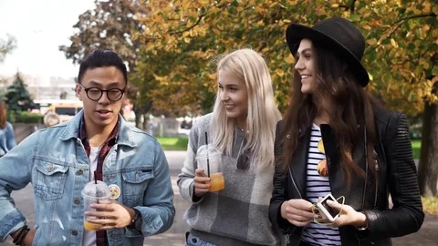 Friends strolling in the city  Video stock 84094475