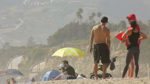 FRIENDS TALK ON THE BEACH Video stock 5435631