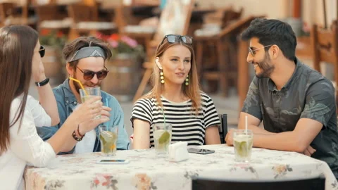 Friends Talk at Cafe 库存影片 91792153