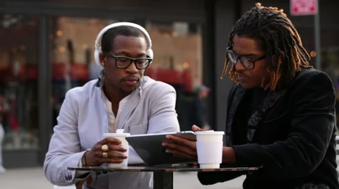 Friends using tablet in public Vidéo 62346129