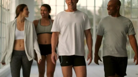 Friends walking while wearing exercise clothing. Vidéo 88406166