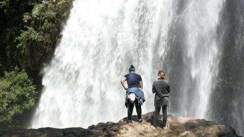 Friends On Waterfall Cliff Edge 库存影片 96195073