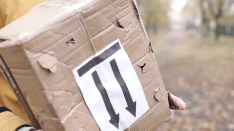 Frightened delivery worker giving broken customer parcel, shipment accident Vídeos de archivo 220792014
