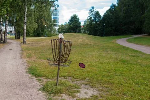 Frisbee disc flying in the air to the target Foto stock