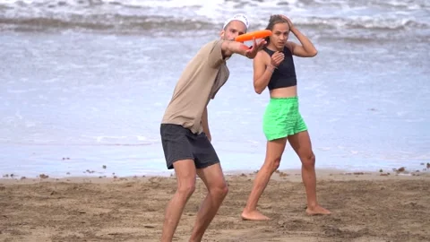 Frisbee tricks at the beach in slow motion. 스톡 동영상 231479741