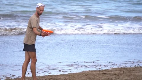 Frisbee tricks at the beach in slow motion. Видео 231480123