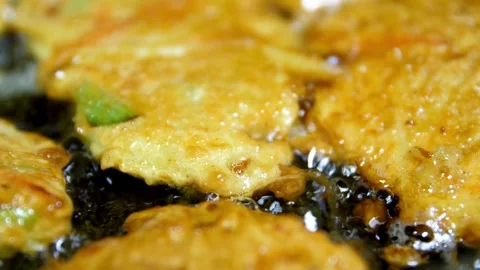 Fritters deep frying in hot bubbling oil in pan Stock-Footage 332284942