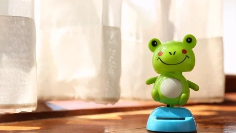 Frog doll dancing 動画素材 107990572