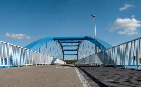 Frog perspective of blue bridge separating pedestrian traffic Foto stock