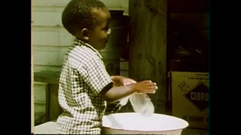A frog puppet reviews the best ways to avoid getting worms in 1970. Video stock 146471035