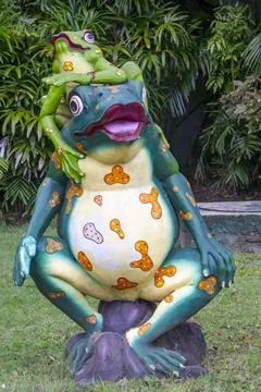 Frog statue with a frog on top of it Stock-Fotos