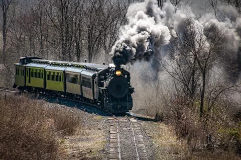 Front and Slightly Above View of an Approaching Restored Narrow Gauge Passenger Foto stock