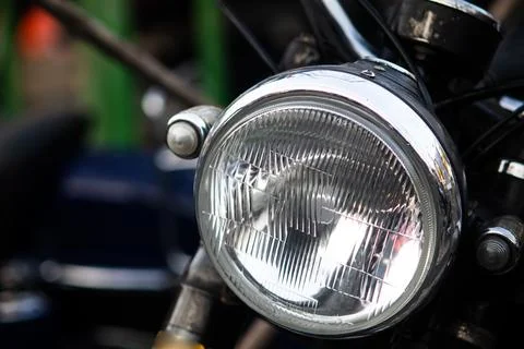 Front angle view of classic motorcycle round glass headlight with shiny chr.. Foto stock