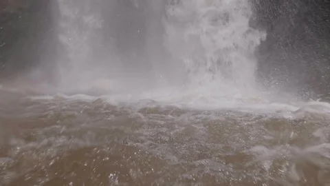 In front of big waterfall / Slowmotion Vidéo 107237402